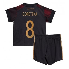 Tyskland Leon Goretzka #8 Bortaställ Barn VM 2022 Kortärmad (+ Korta byxor)
